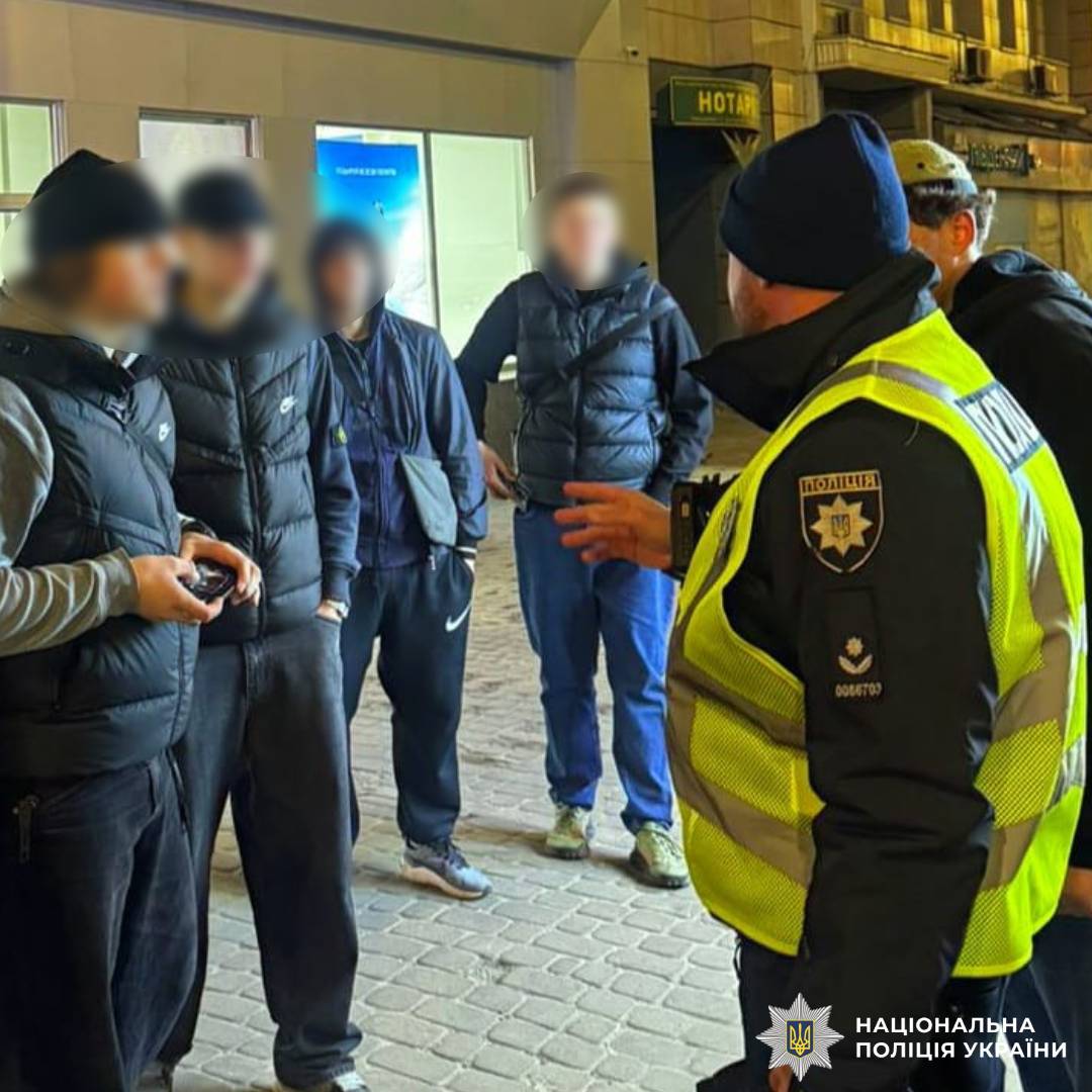 На фото зображено як ювенальні поліцейські систематично проводять профілактичні заходи у місцях масового перебування неповнолітніх
