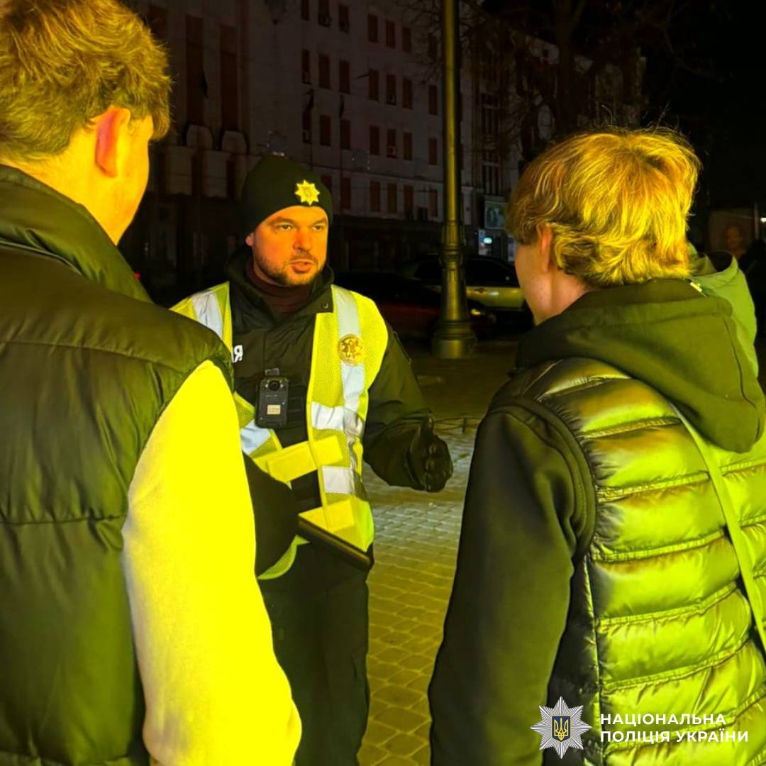 На фото зображено як ювенальні поліцейські систематично проводять профілактичні заходи у місцях масового перебування неповнолітніх