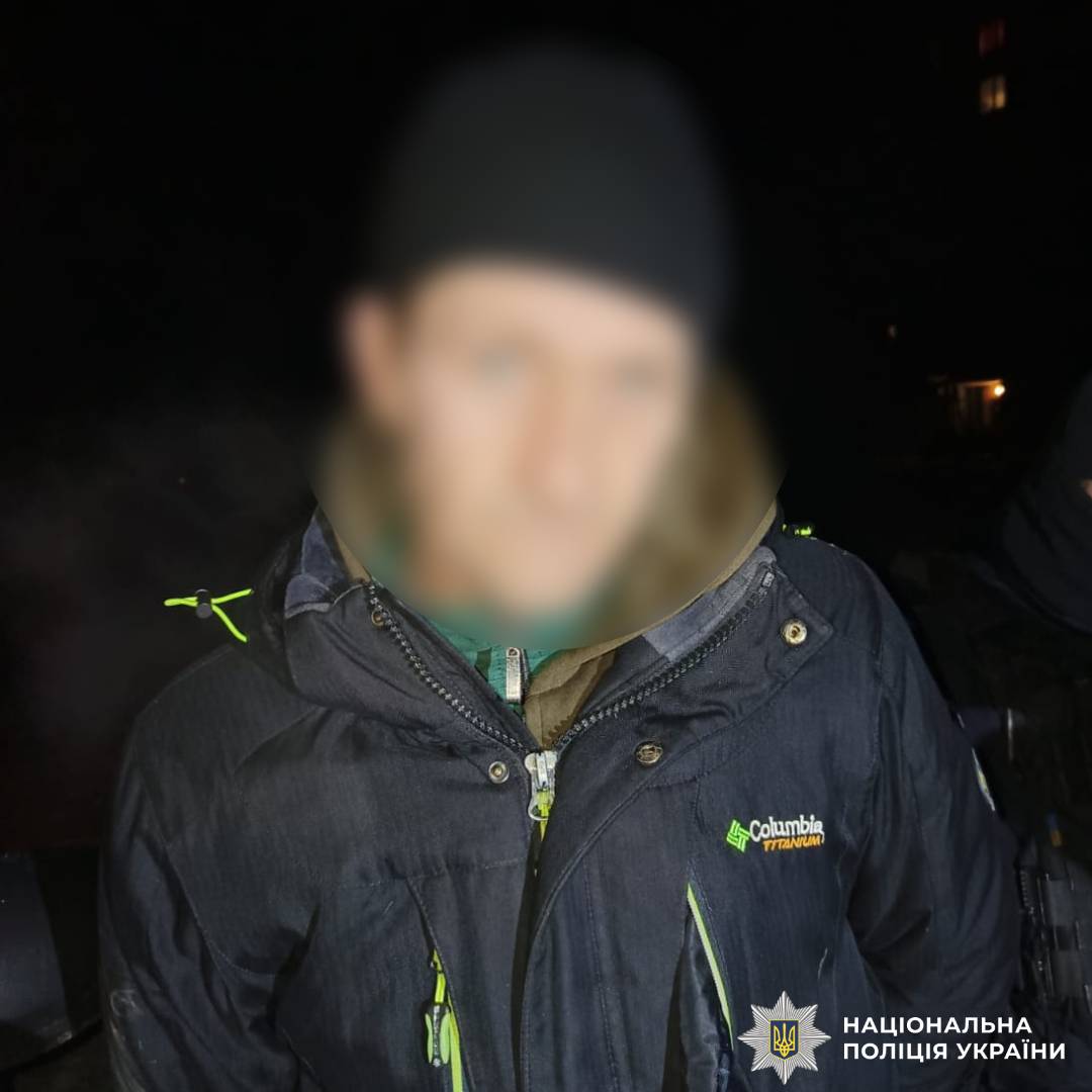 На фото зображено чоловіка якого затримали працівники поліції