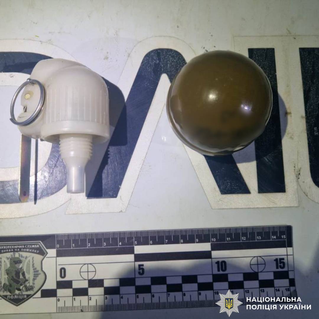 На фото зображено боєприпас