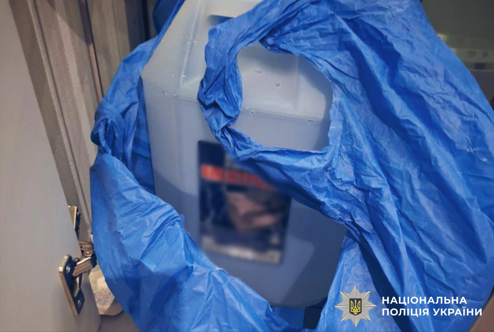 На фото виявлені речові докази.