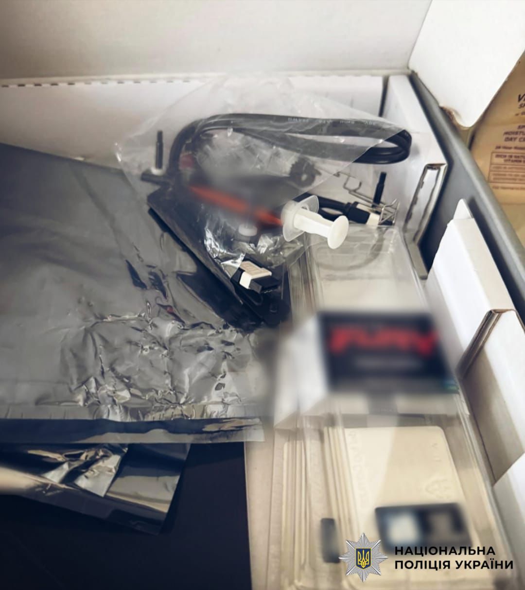 На фото виявлені речові докази.