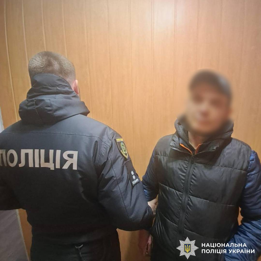 На фото зображено чоловіка якого затримали працівники поліції