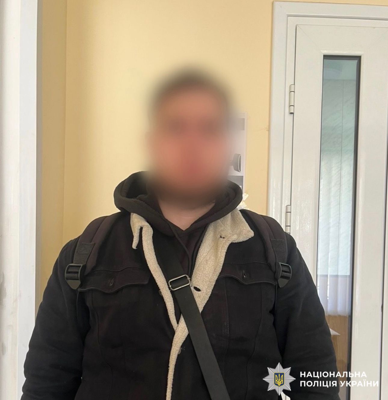 На фото зображений затриманий.