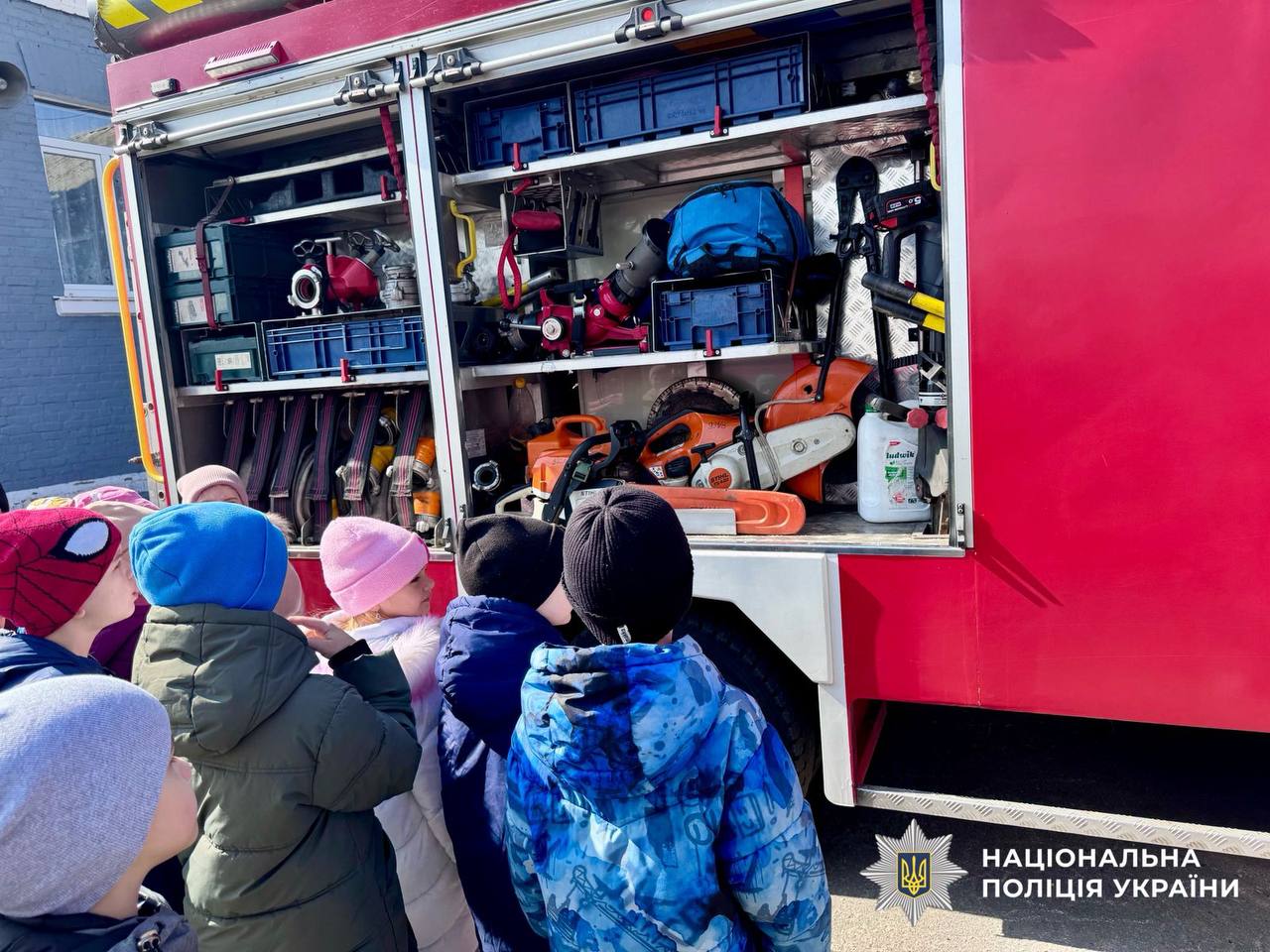 На фото зображені діти, які оглядають клас безпеки