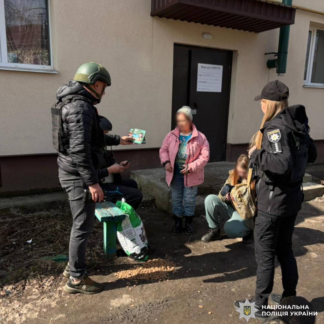 Турбота, що об’єднує: поліцейські Вовчанщини спільно з волонтерами надали допомогу чотирилапим