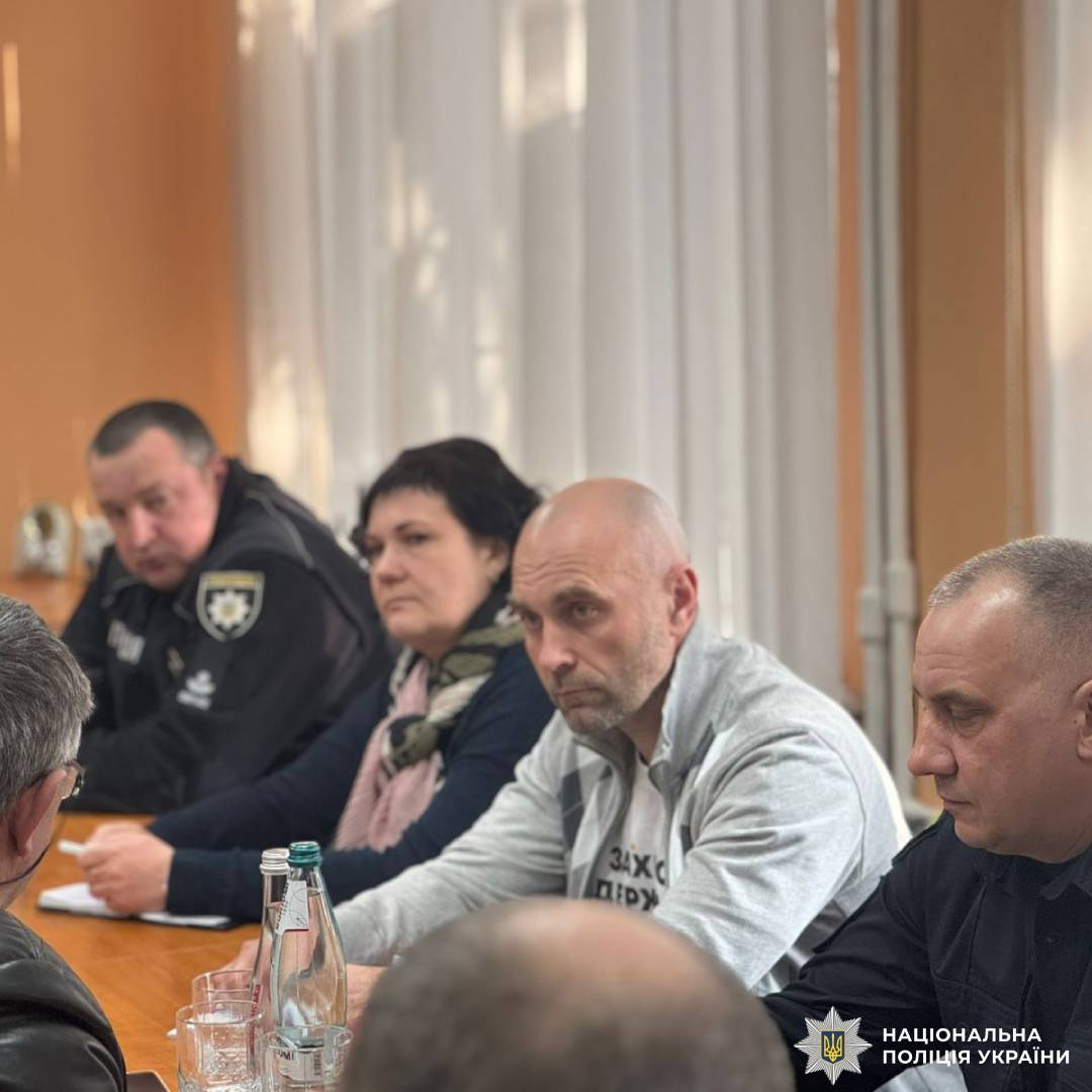 На фото зустріч працівників поліції з представниками ветеранської організації