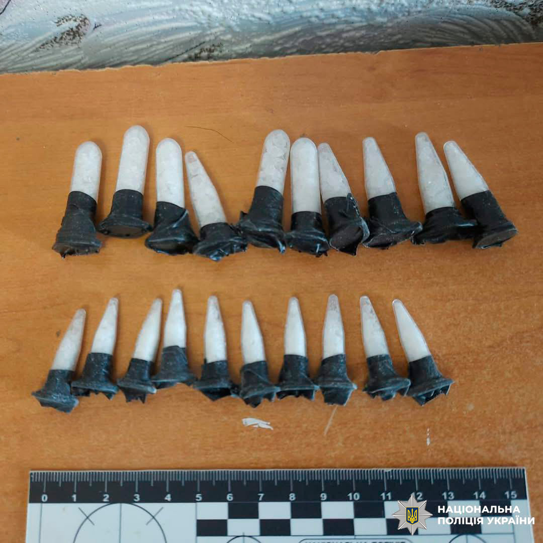 31 конусоподібний предмет із білими кінчиками та чорними основами, розташовані рядами. Використано масштабну лінійку для точного вимірювання.