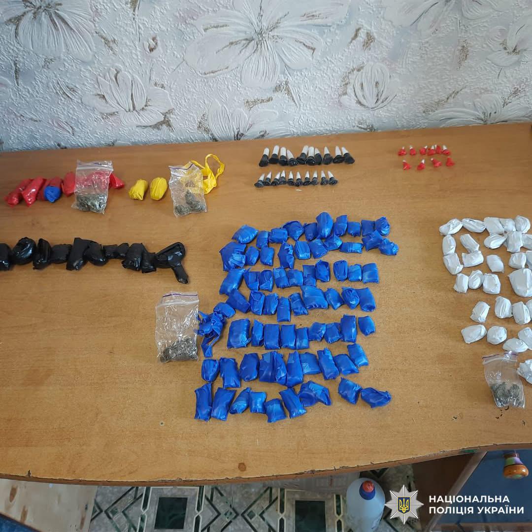 Пакети різних кольорів та прозорі пакети з рослинною речовиною, розташовані рядами для інвентаризації.