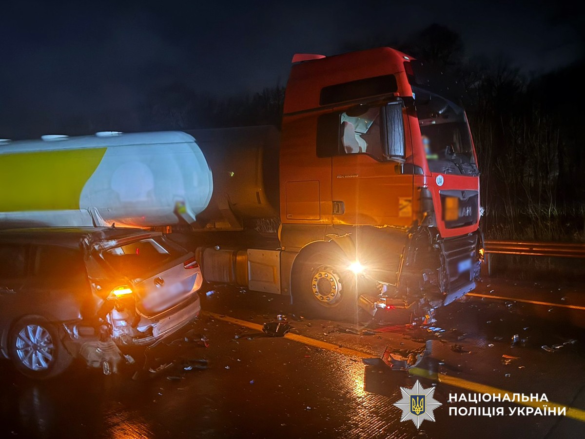 пошкоджені автівки на місці ДТП