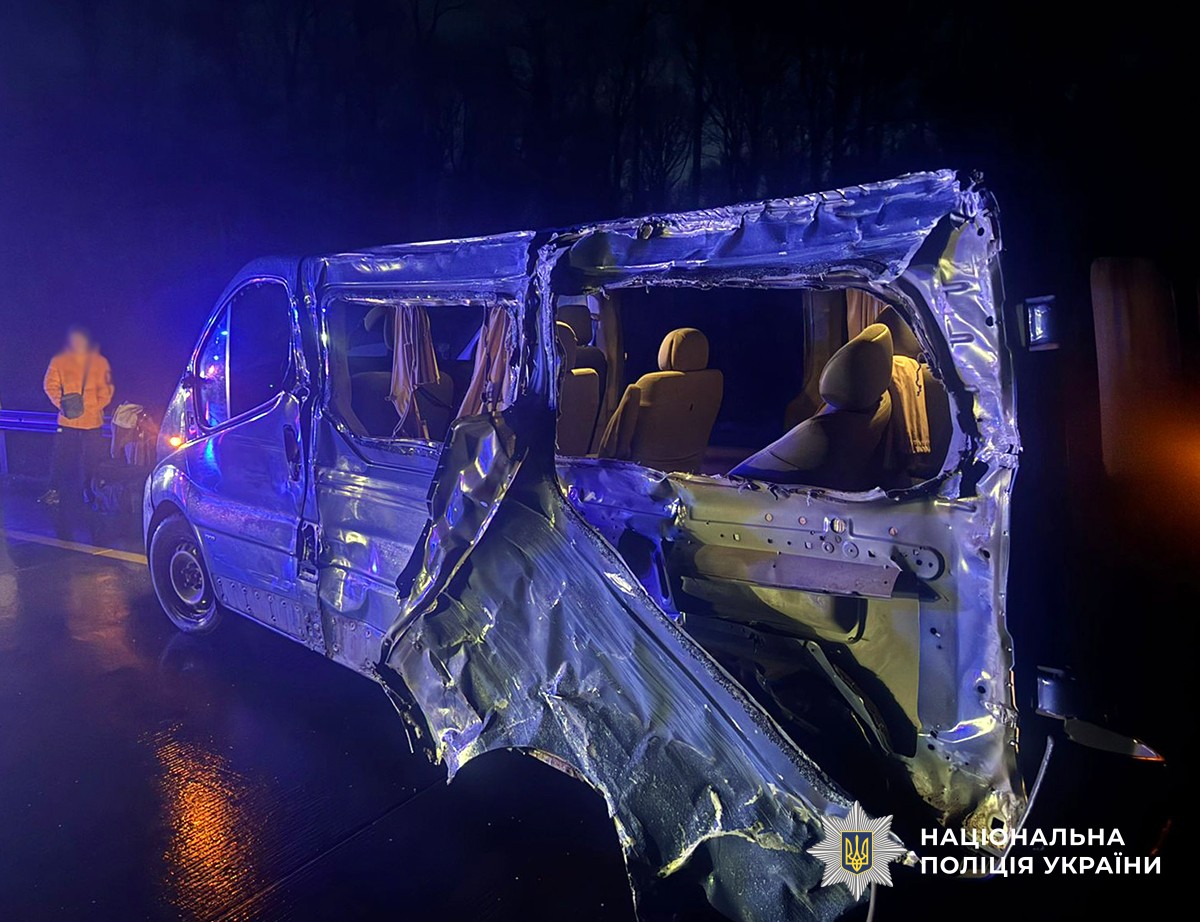 пошкоджена автівка на місці ДТП