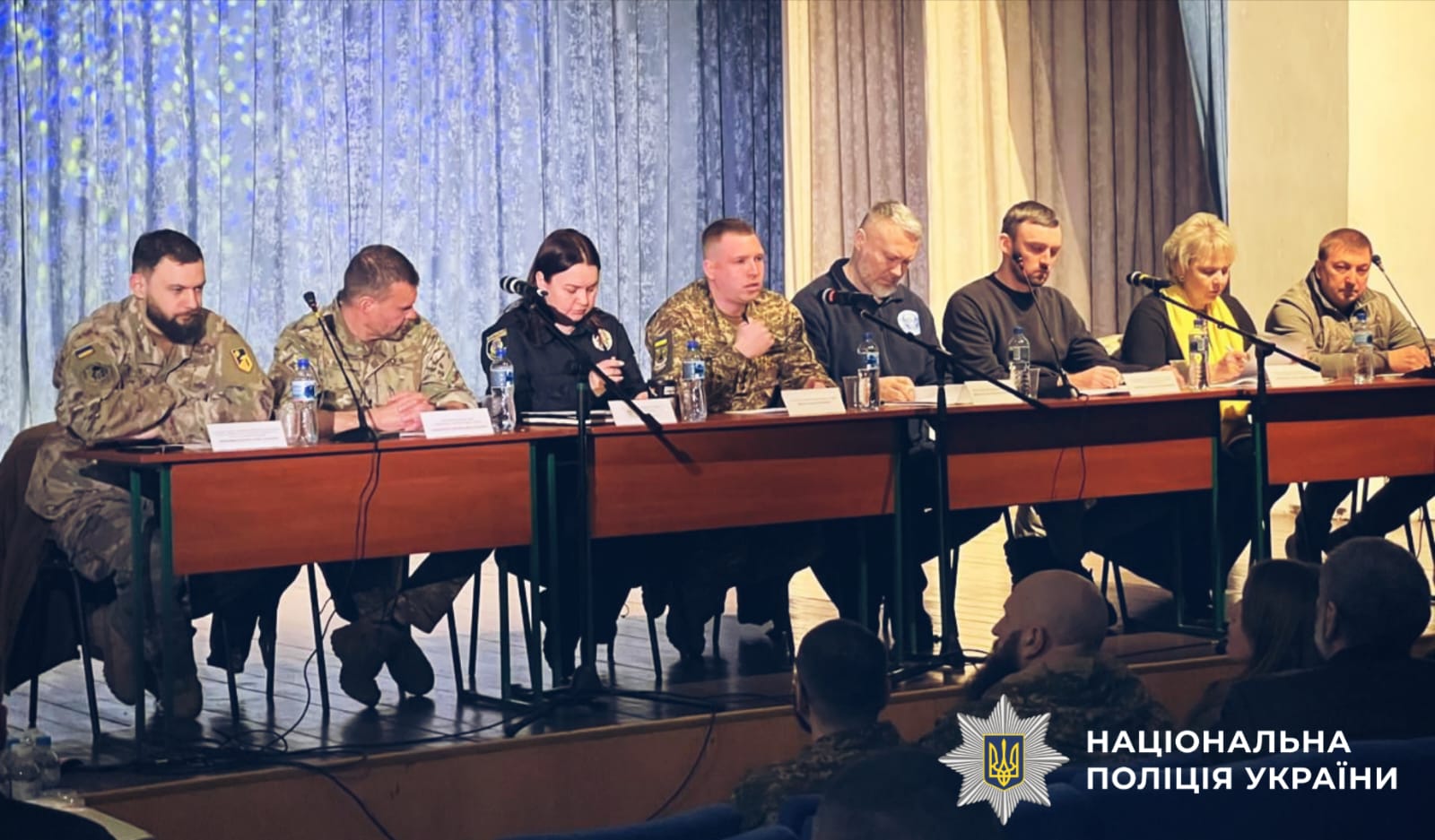 На фотографії зображено проведену зустріч у столичному регіоні за участі слідчих, представників військових частин, координаційного штабу та Державного науково-дослідного експертно-криміналістичного центру із рідними зниклих безвісти громадян.