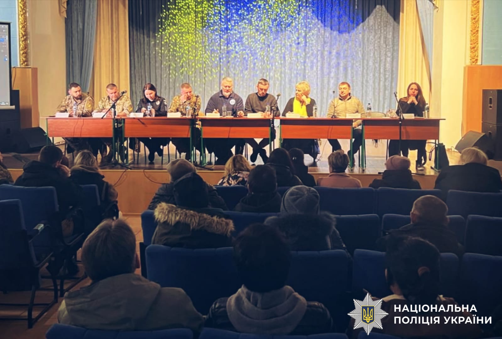 На фотографії зображено проведену зустріч у столичному регіоні за участі слідчих, представників військових частин, координаційного штабу та Державного науково-дослідного експертно-криміналістичного центру із рідними зниклих безвісти громадян.