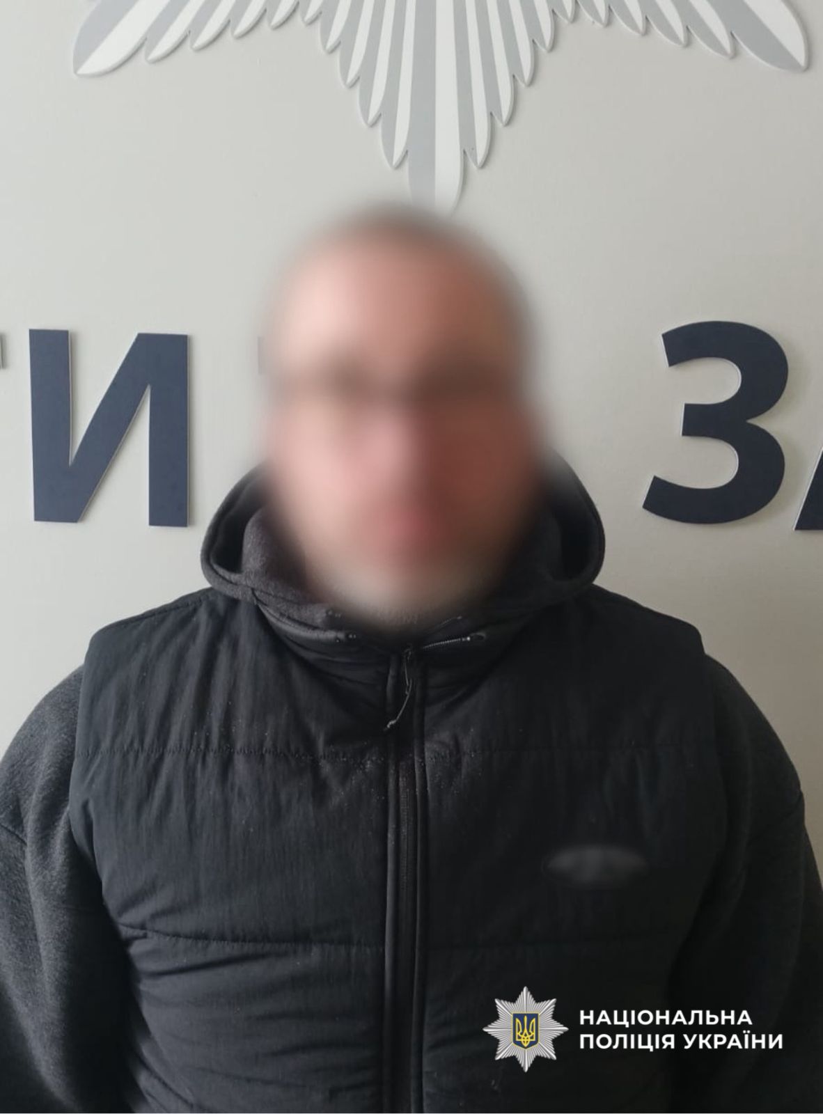 На фотографії зображено затриманого чоловіка, який вирощував та зберігав з метою подальшого збуту наркотичні засоби на Обухівщині.