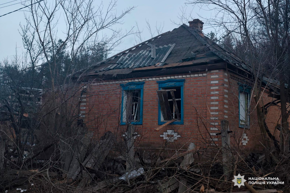 Цегляний будинок із частково обваленим дахом та вибитими вікнами.