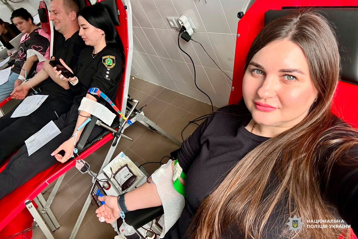 Співробітники Національної поліції України беруть участь у донорській акції, здаючи кров у клінічних умовах.