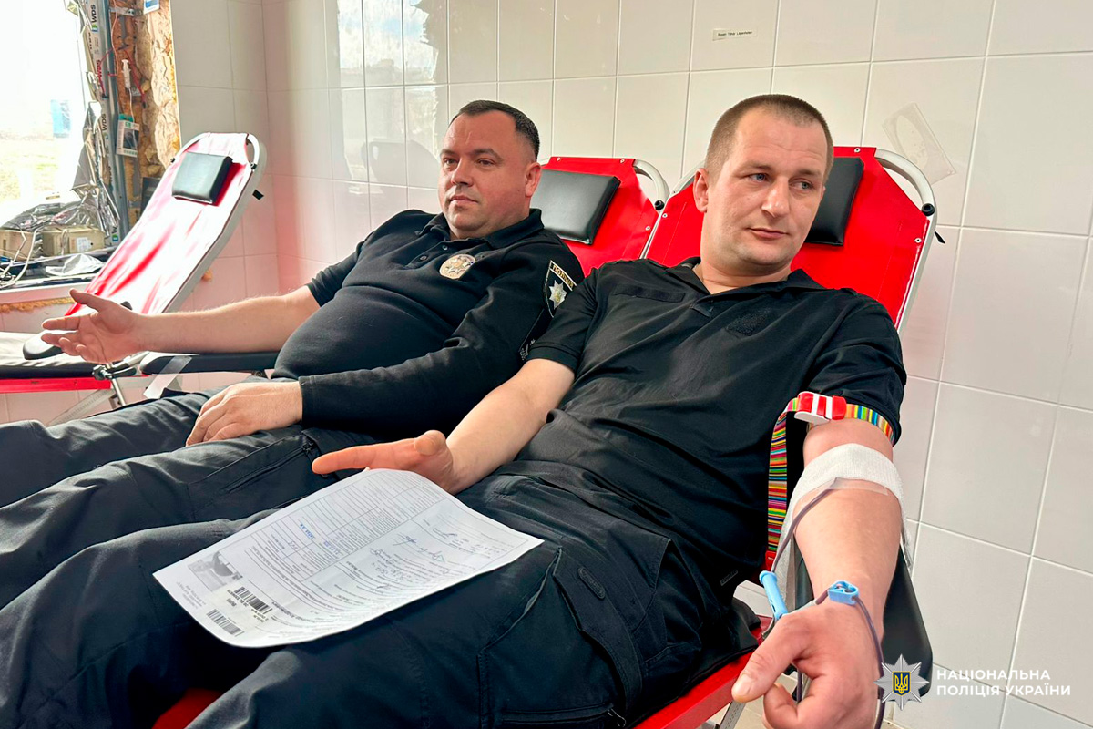 Співробітники Національної поліції України беруть участь у донорській акції, здаючи кров у клінічних умовах.