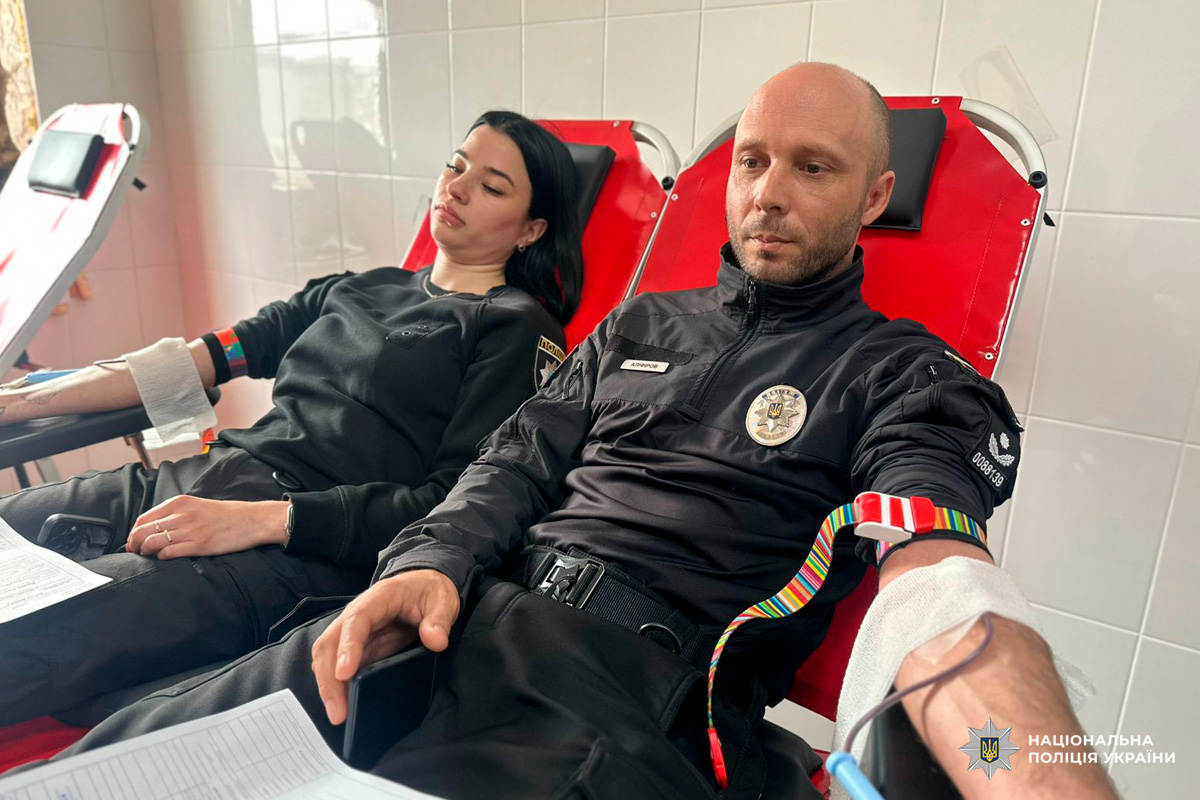 Співробітники Національної поліції України беруть участь у донорській акції, здаючи кров у клінічних умовах.