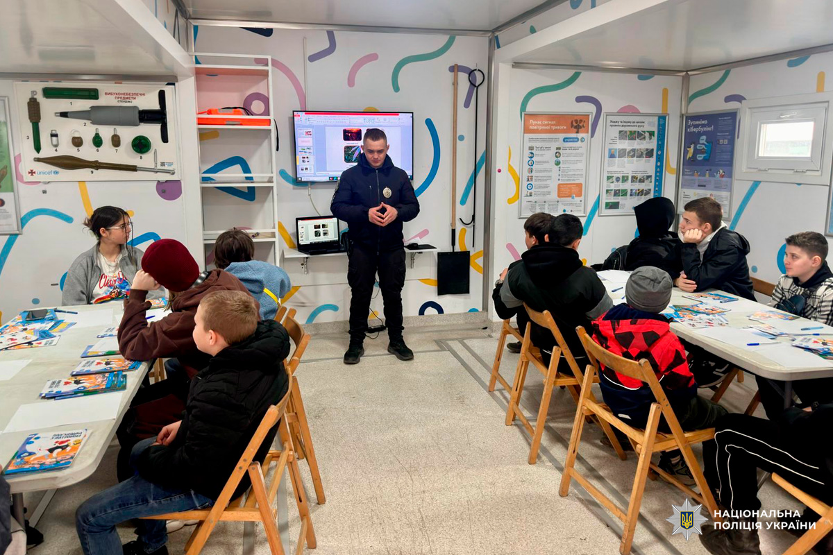 Мобільний клас безпеки: поліція, рятувальники та громада навчають дітей правилам безпеки.