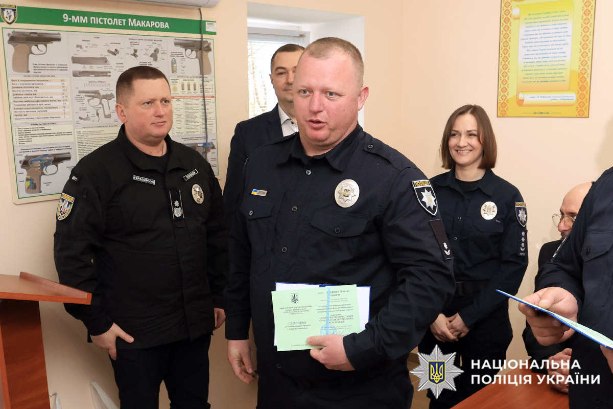 По завершенню навчань фахівці ветеринарної медицини кінологічних центрів Нацполіції отримали свідоцтва про підвищення кваліфікації