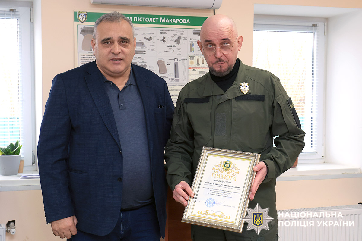 Нагородження грамотою начальника Першого військового шпиталю ветеринарної медицини України, професора Кирила Чумакова