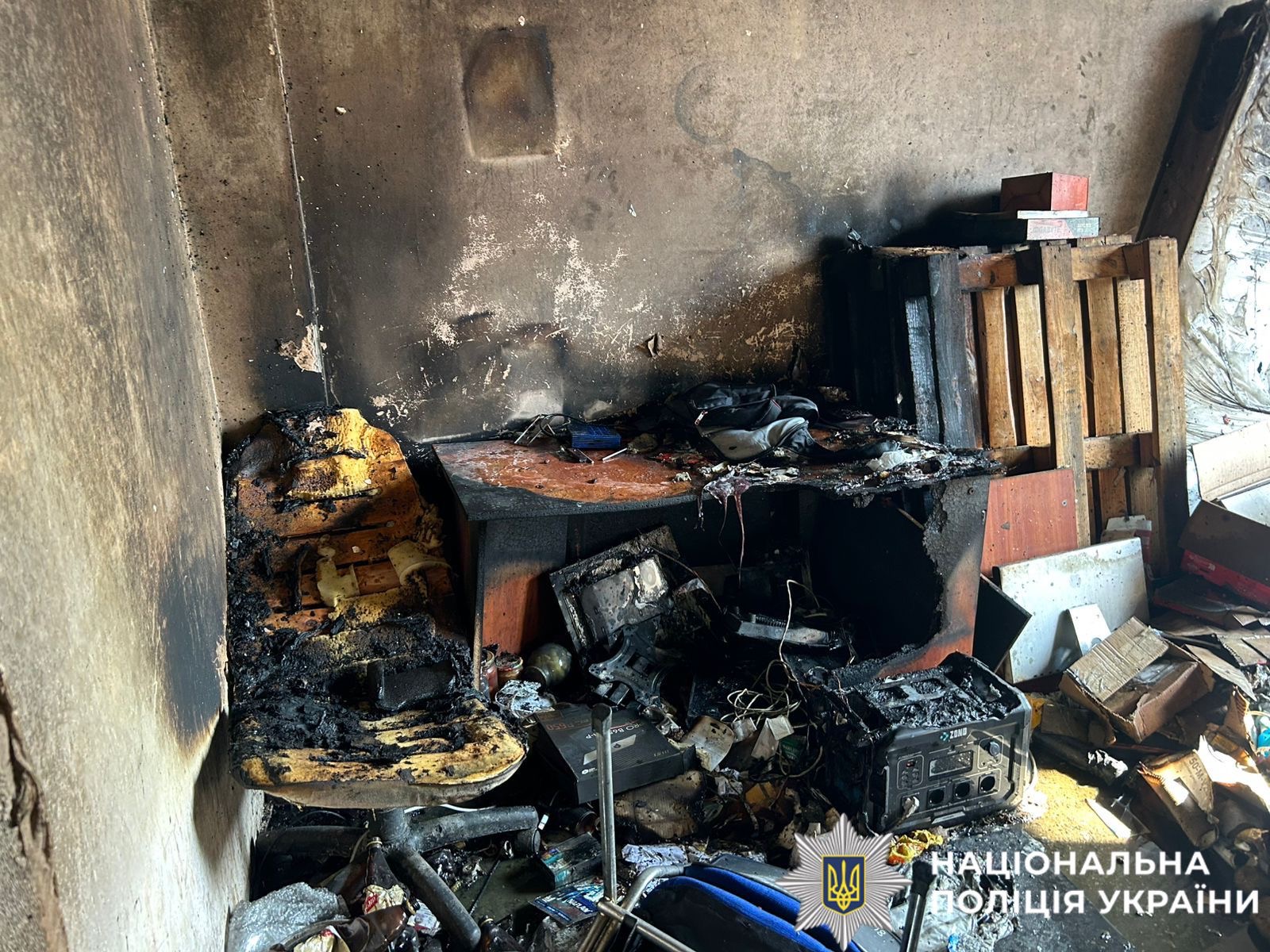 На фото зображено кімнату, яка постраждала внаслідок пожежі