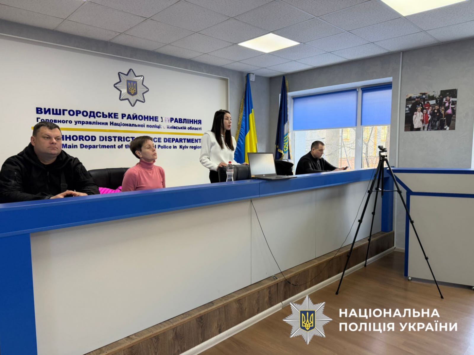 На фотографії зображено лекції для правоохоронців по щорічному декларуванні.