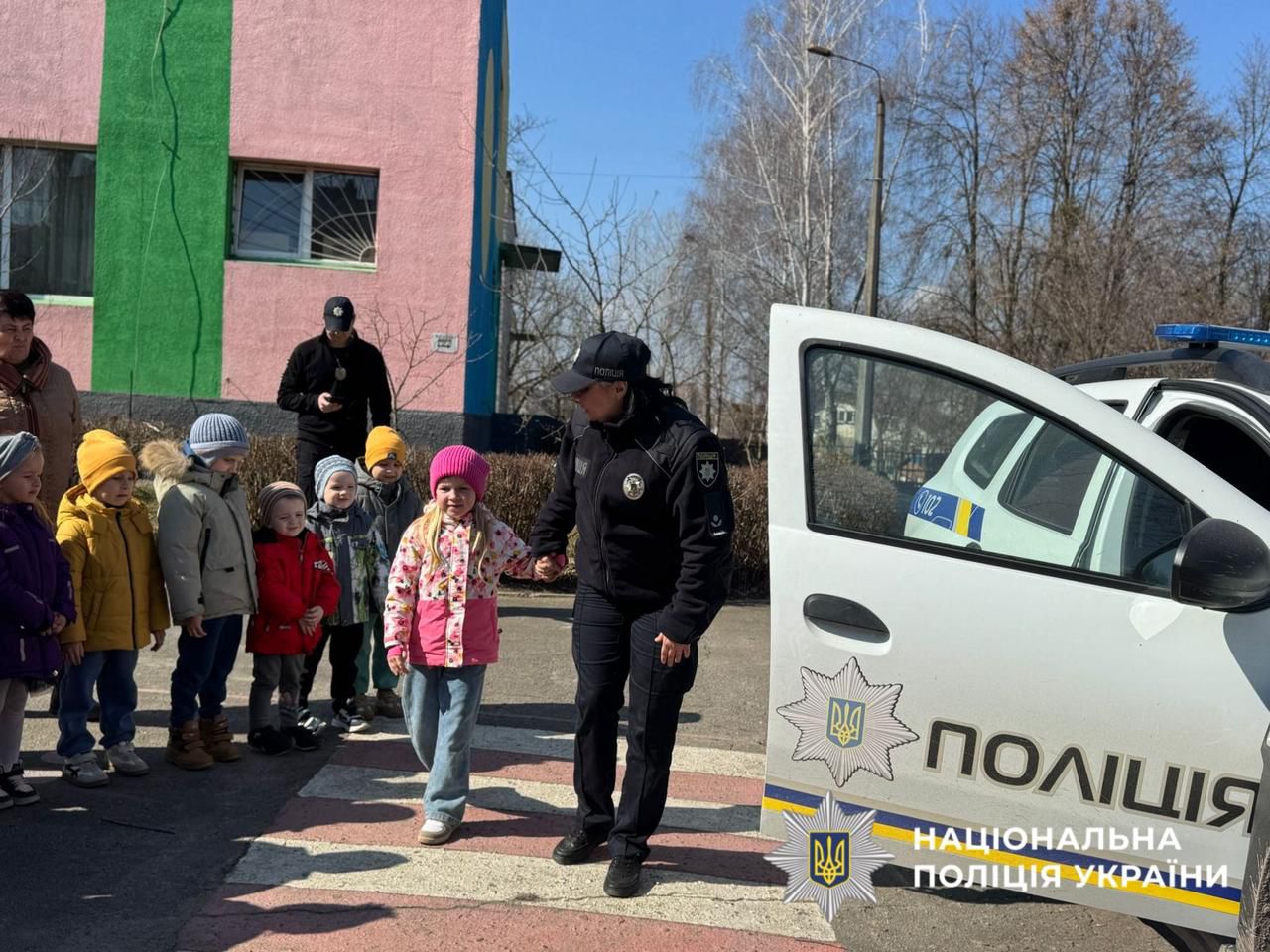 На фото учасники заходу та поліцейські.
