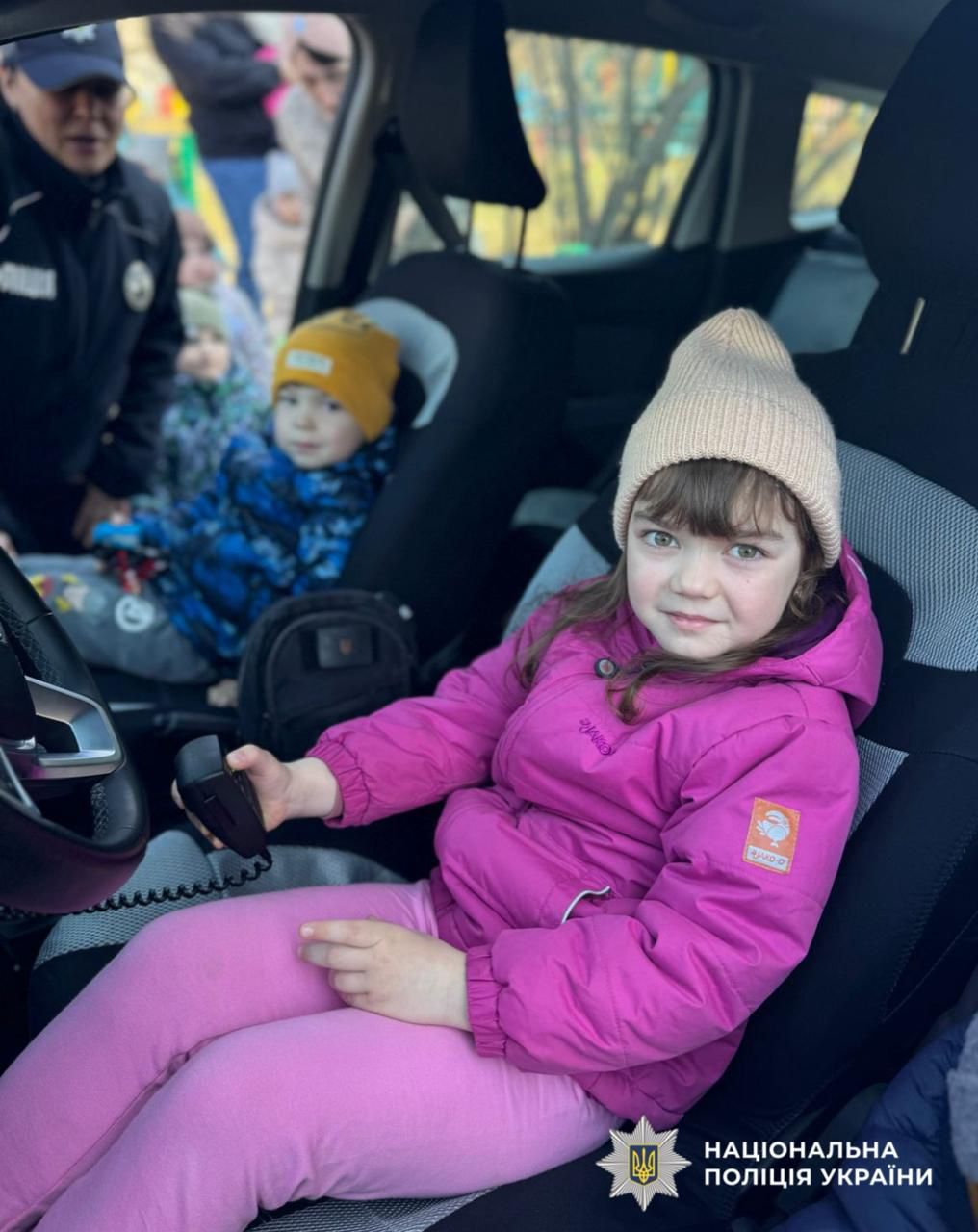 На фото учасники заходу та поліцейська.