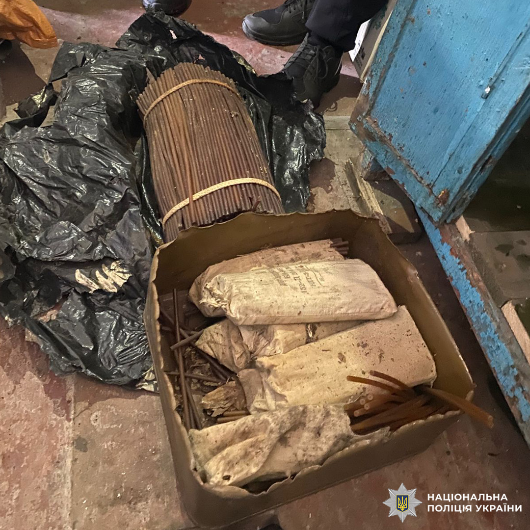 Металеві стрижні та пакунки у коробці, додатково — зв’язка аналогічних предметів, частково накрита плівкою.