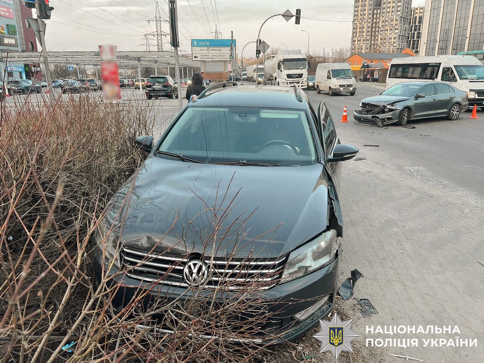 На фотографії зображено автомобілі, які є учасниками ДТП.