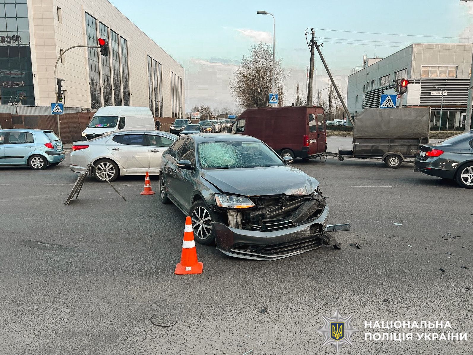 На фотографії зображено автомобілі, які є учасниками ДТП.