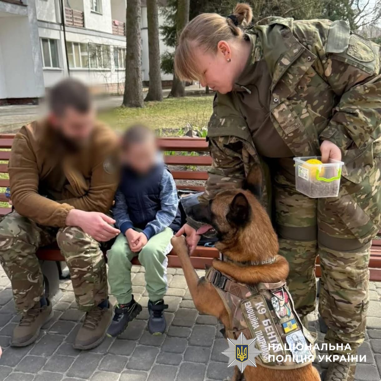 На фотографії зображено поліцейських Київщини, які із залученням собак відвідали захисників, аби підтримати їх на шляху відновлення.