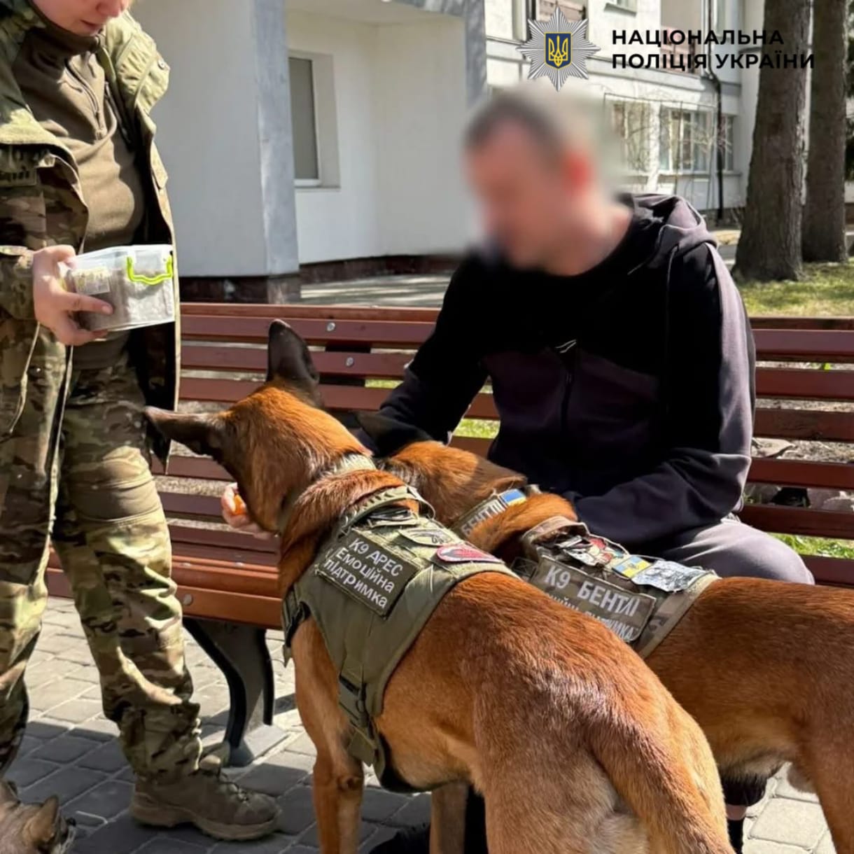 На фотографії зображено поліцейських Київщини, які із залученням собак відвідали захисників, аби підтримати їх на шляху відновлення.