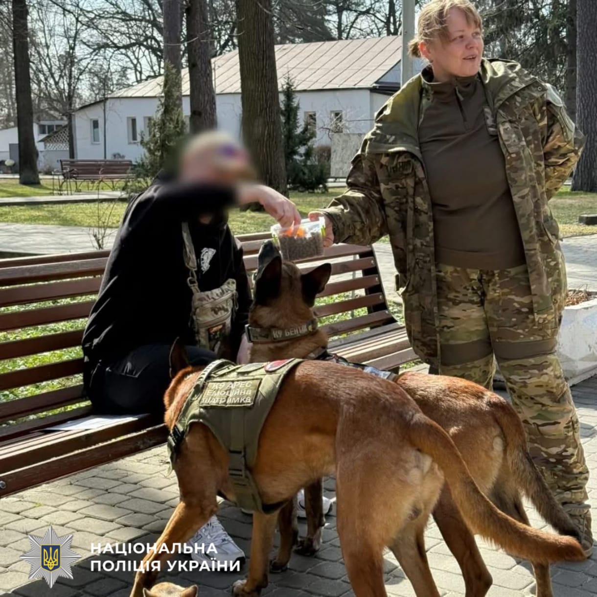 На фотографії зображено поліцейських Київщини, які із залученням собак відвідали захисників, аби підтримати їх на шляху відновлення.