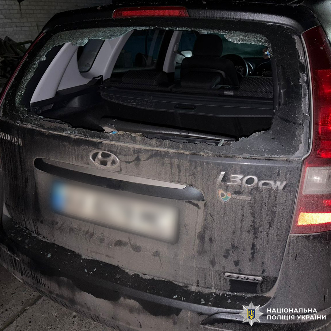 Задня частина автомобіля Hyundai i30cw із розбитим заднім склом.