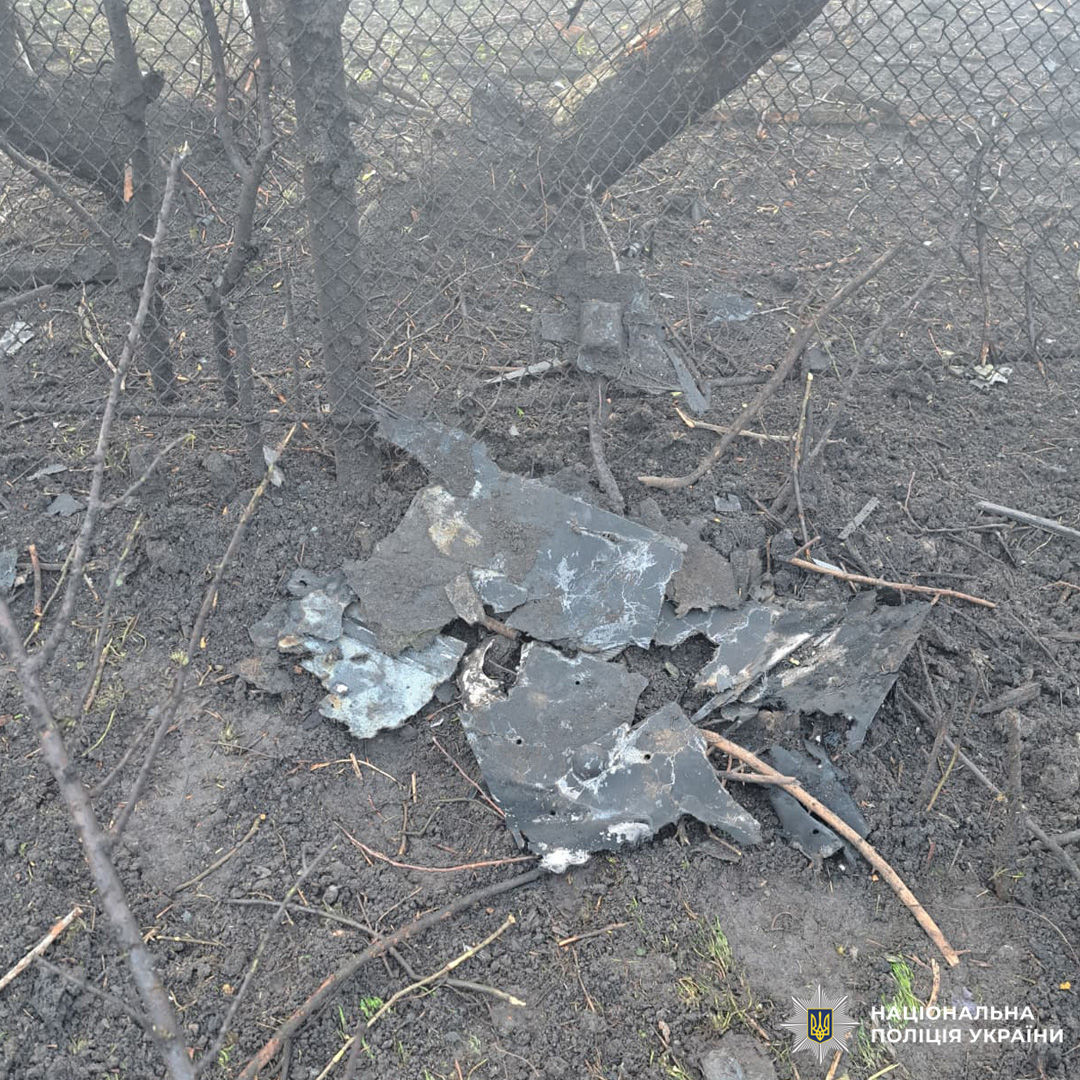 Обгоріла ділянка землі з металевими уламками.