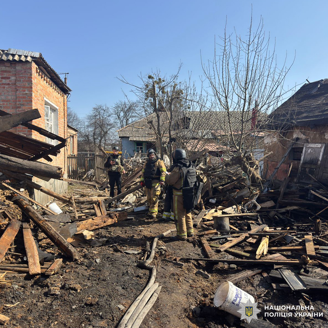 Рятувальники та правоохоронці серед руїн приватних будівель після вибуху в житловому кварталі.