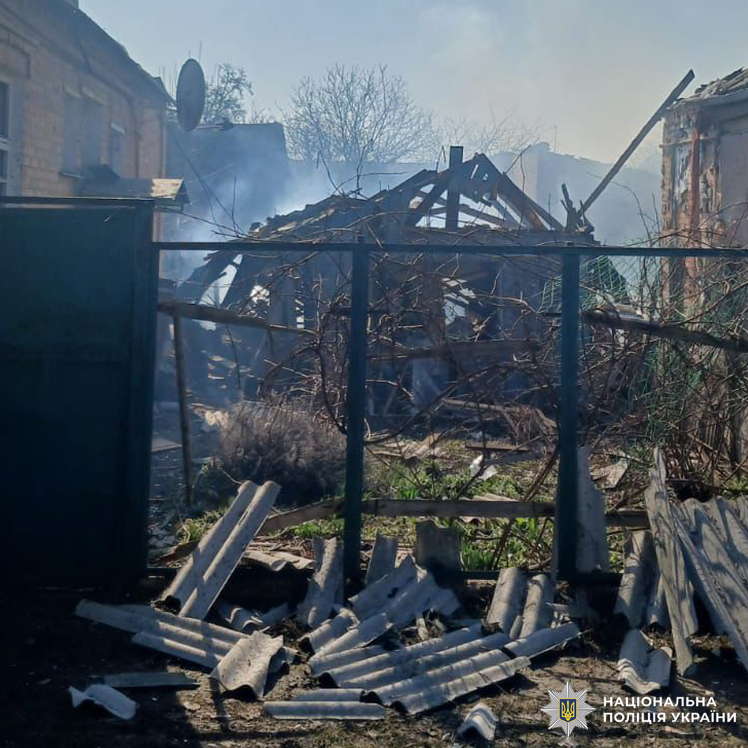 Поліцейські фіксують руйнування житлових будівель та дим із завалів.