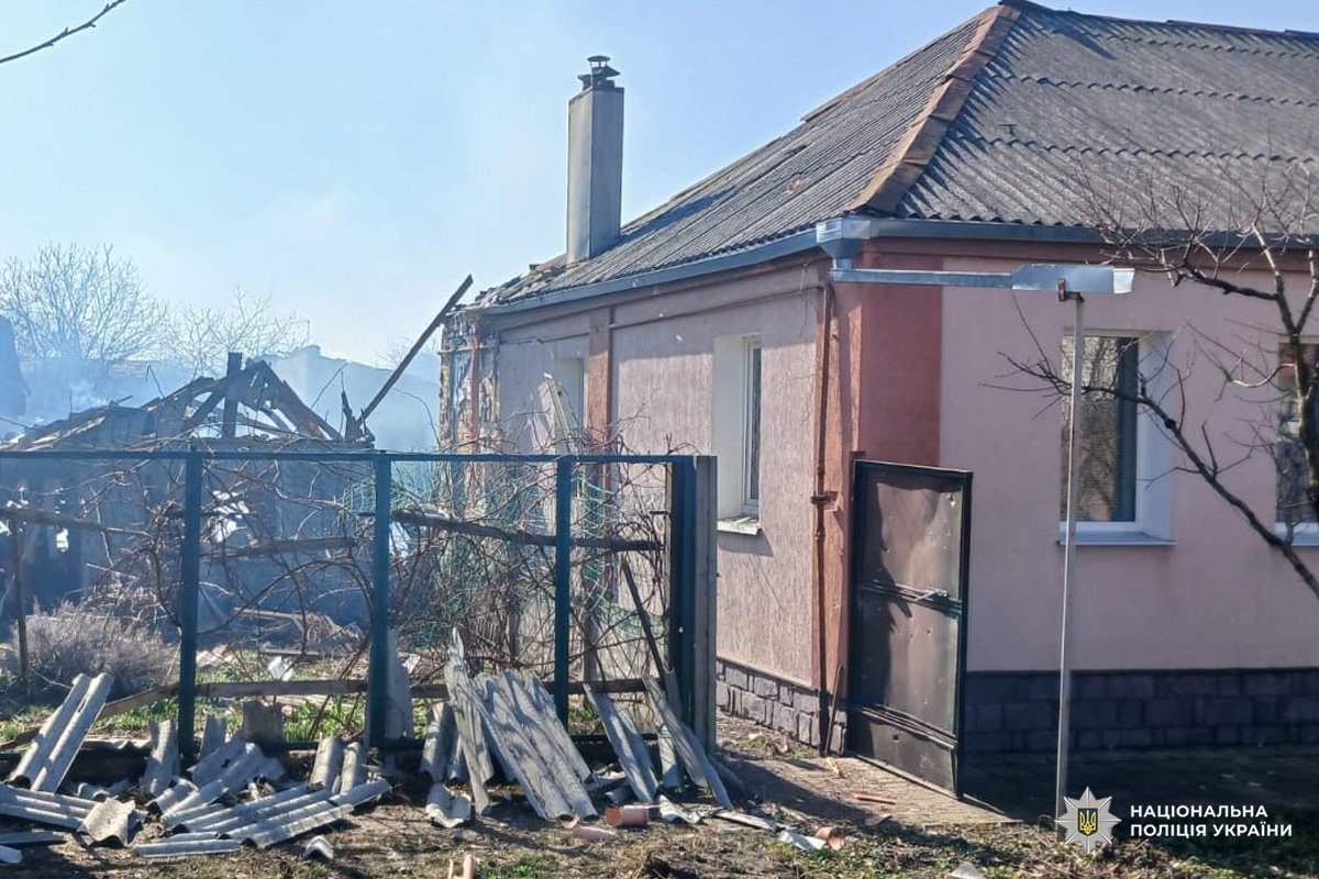 Житловий будинок із рожевим фасадом та частково зруйнованим дахом після вибуху.