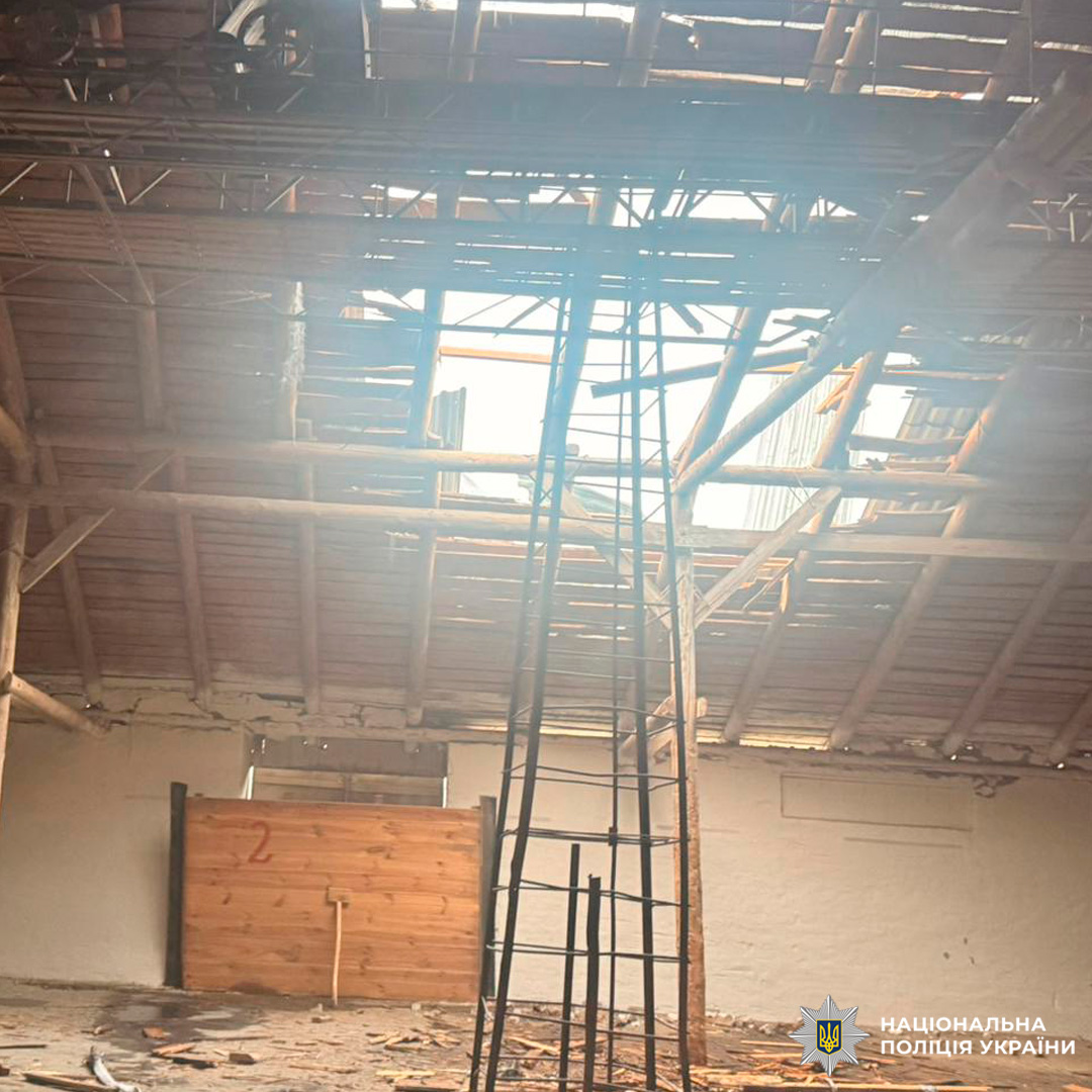 Зруйноване приміщення з уламками дерев’яних балок.