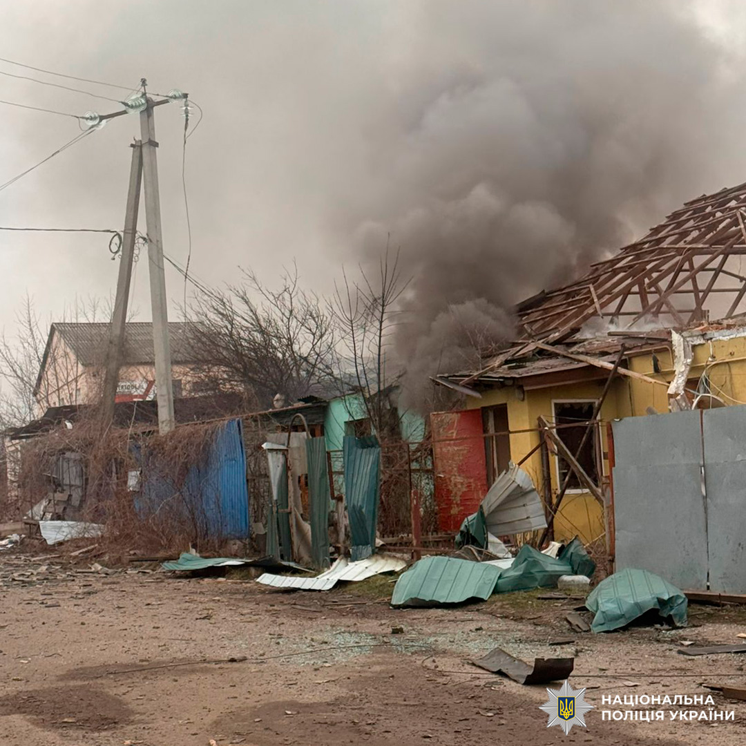 Будинок із частково обваленим дахом та димом.