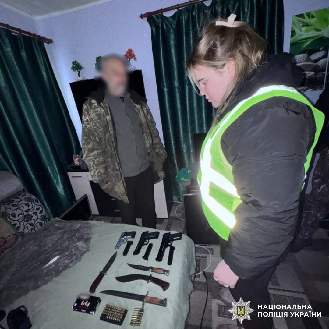 На фото зображений чоловік, який незаконно збував зброю поштою