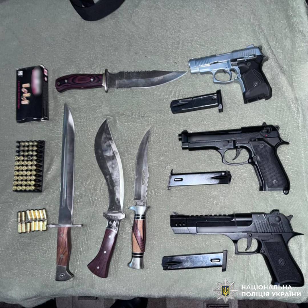 На фото зображена зброя, яку незаконно збували  поштою