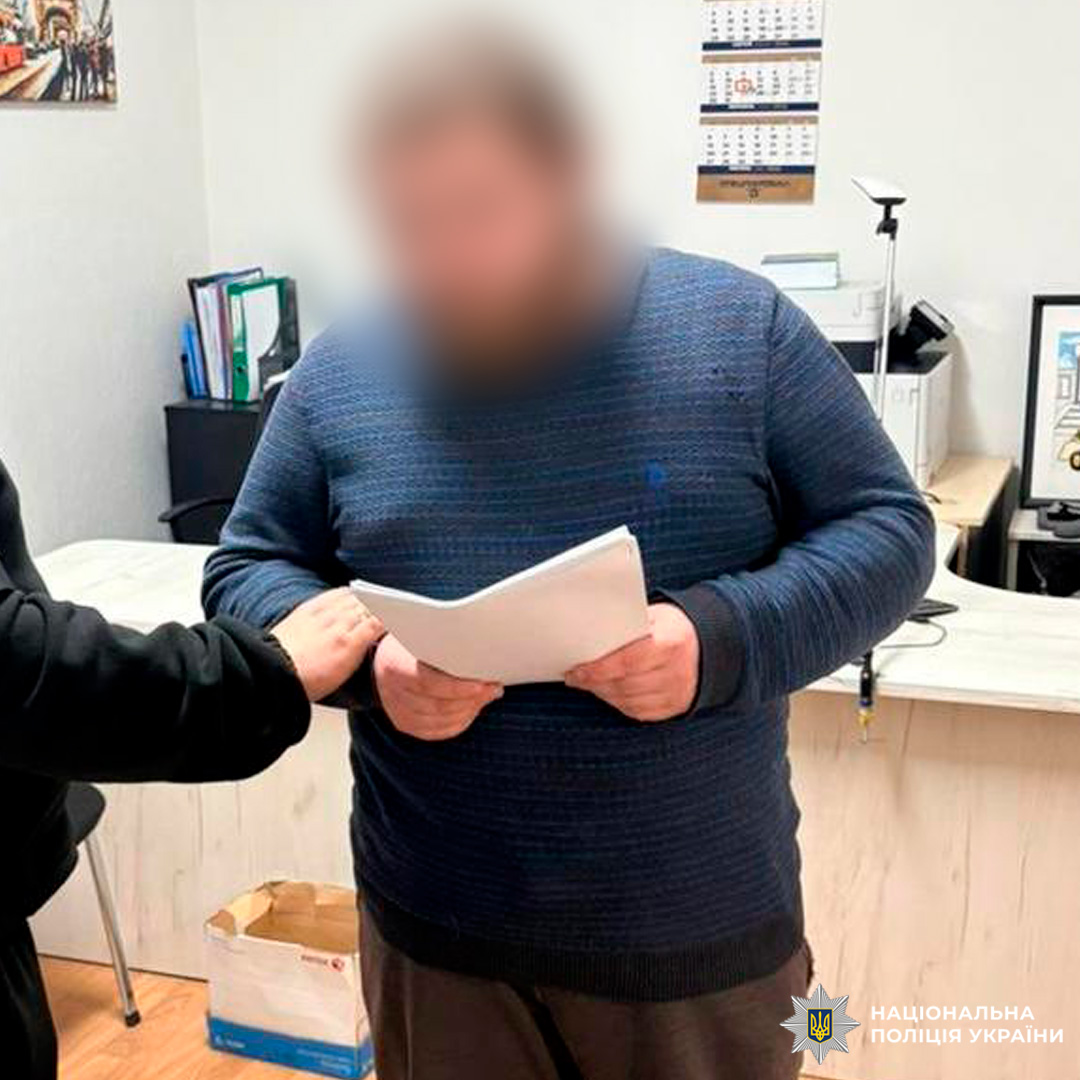 Працівник тримає документи в офісі.