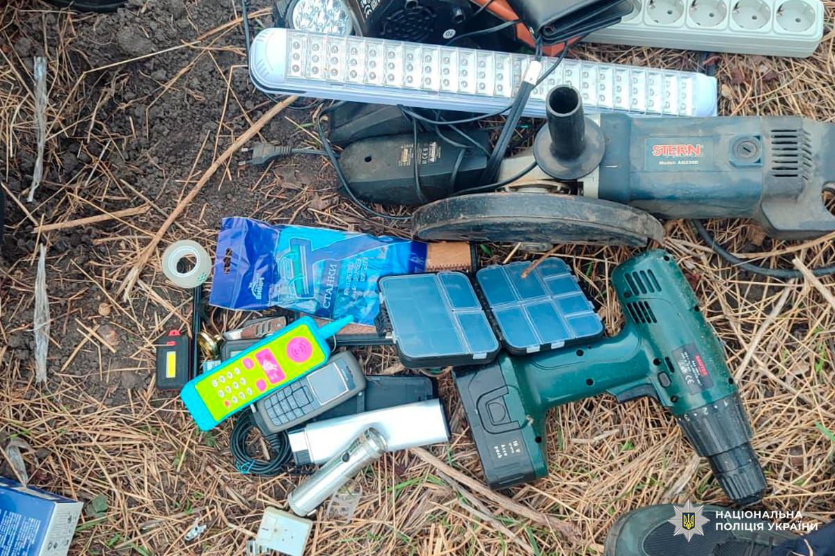 Вилучені інструменти та електроприлади.