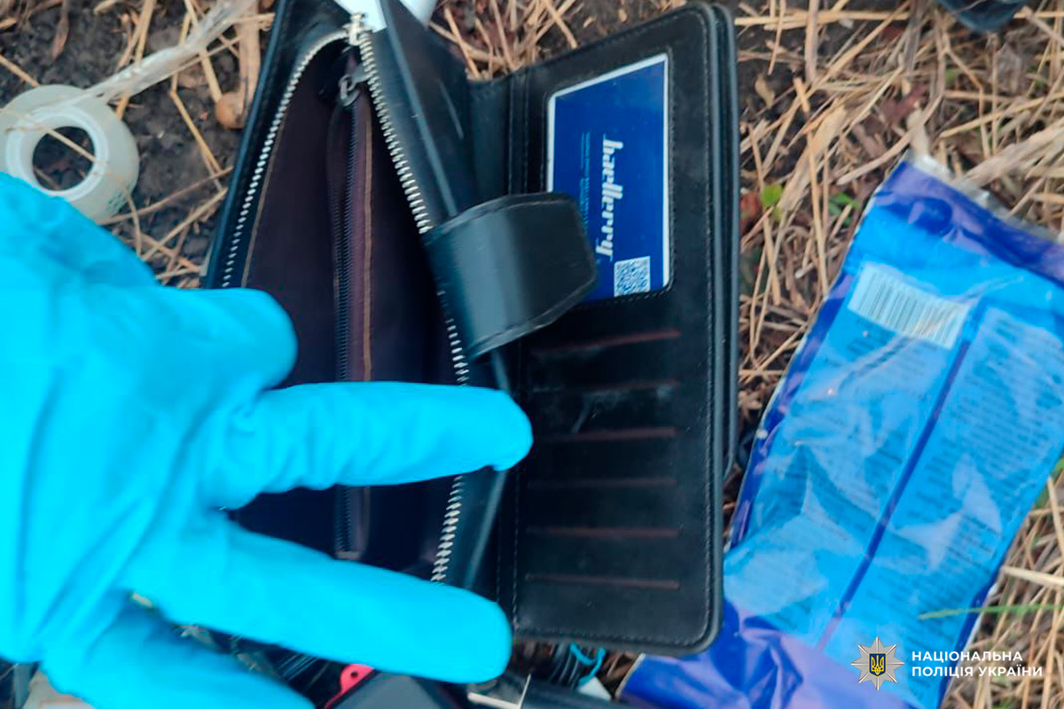 Гаманець із карткою у руках поліцейського.