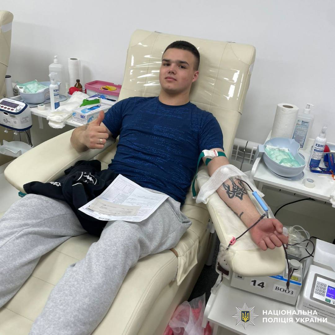 На фото зображений працівник поліції який долучився  до донорства крові