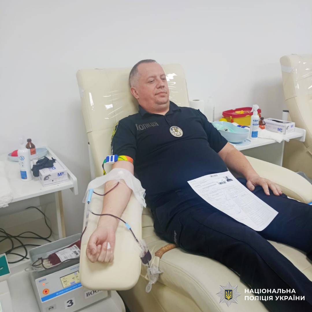 На фото зображений працівник поліції який долучився  до донорства крові