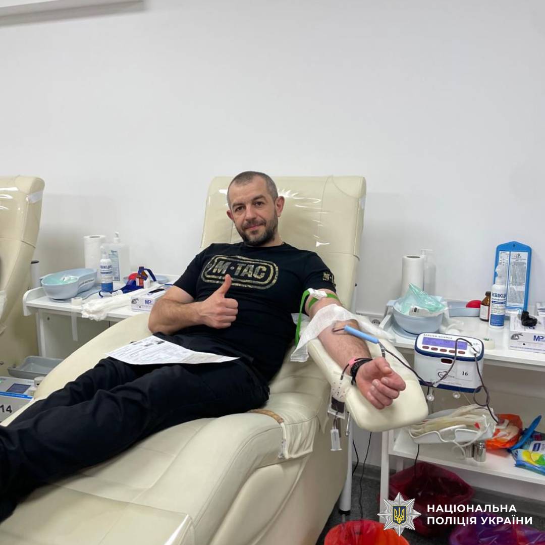 На фото зображений працівник поліції який долучився  до донорства крові